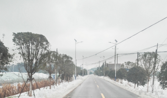 省道S356董家垅-朱新線路口9.3公里，都清理到邊，路面不見(jiàn)雪 高橋鎮(zhèn).jpg