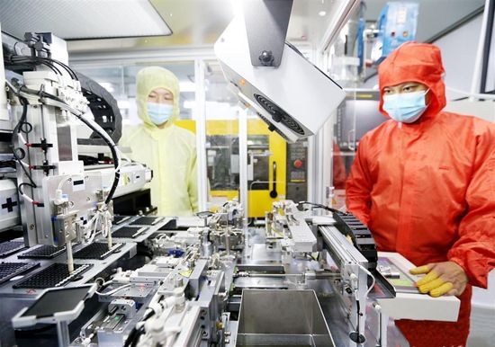 湖北云泰時代光學儀器有限公司（黃梅）員工在智能無塵凈化車間生產(chǎn)高清鏡頭_副本.jpg.jpg