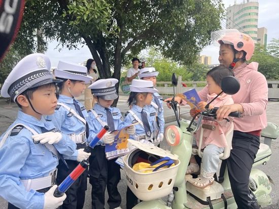 圖2：萌娃開(kāi)展文明交通勸導(dǎo).jpg.jpg