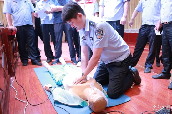 7月17日，嘉魚縣公安局治安大隊(duì)會同縣紅十字會組織開展一線民輔警防溺水急救技能專項(xiàng)培訓(xùn).jpg